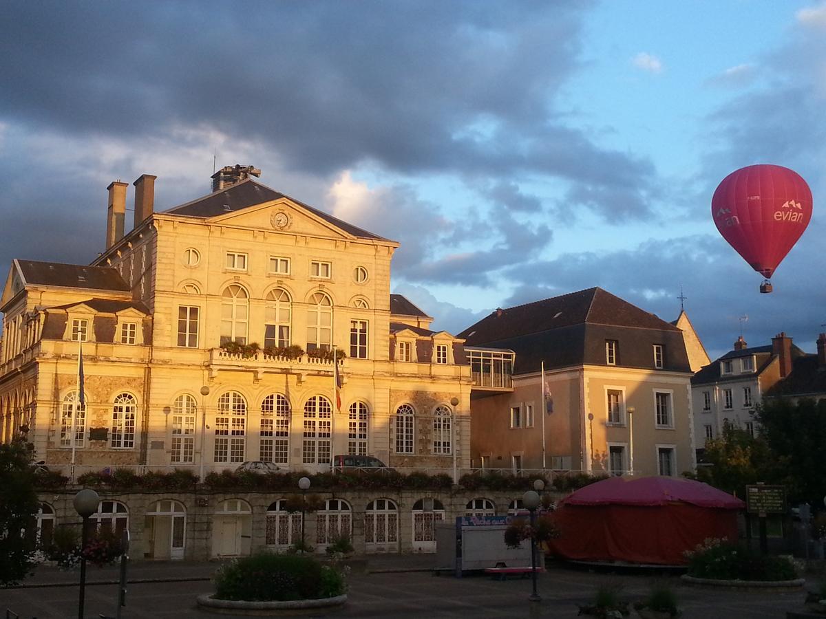 Hôtel Au Lion D'or Nogent-le-Rotrou Exterior foto